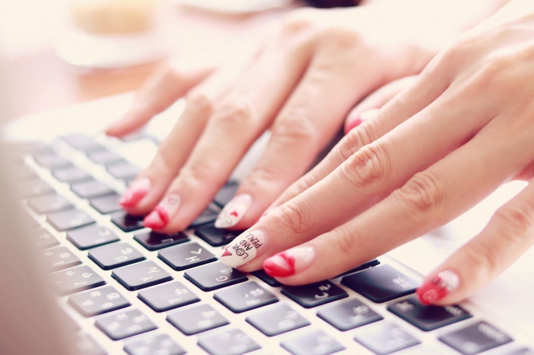 パソコンを操作している女性の指